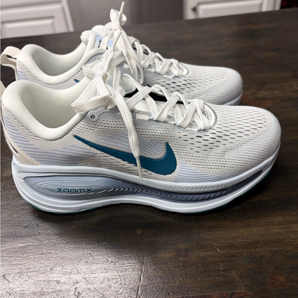 Nike Zoom Volmero size 8 White and Teal Athletic Sneakers